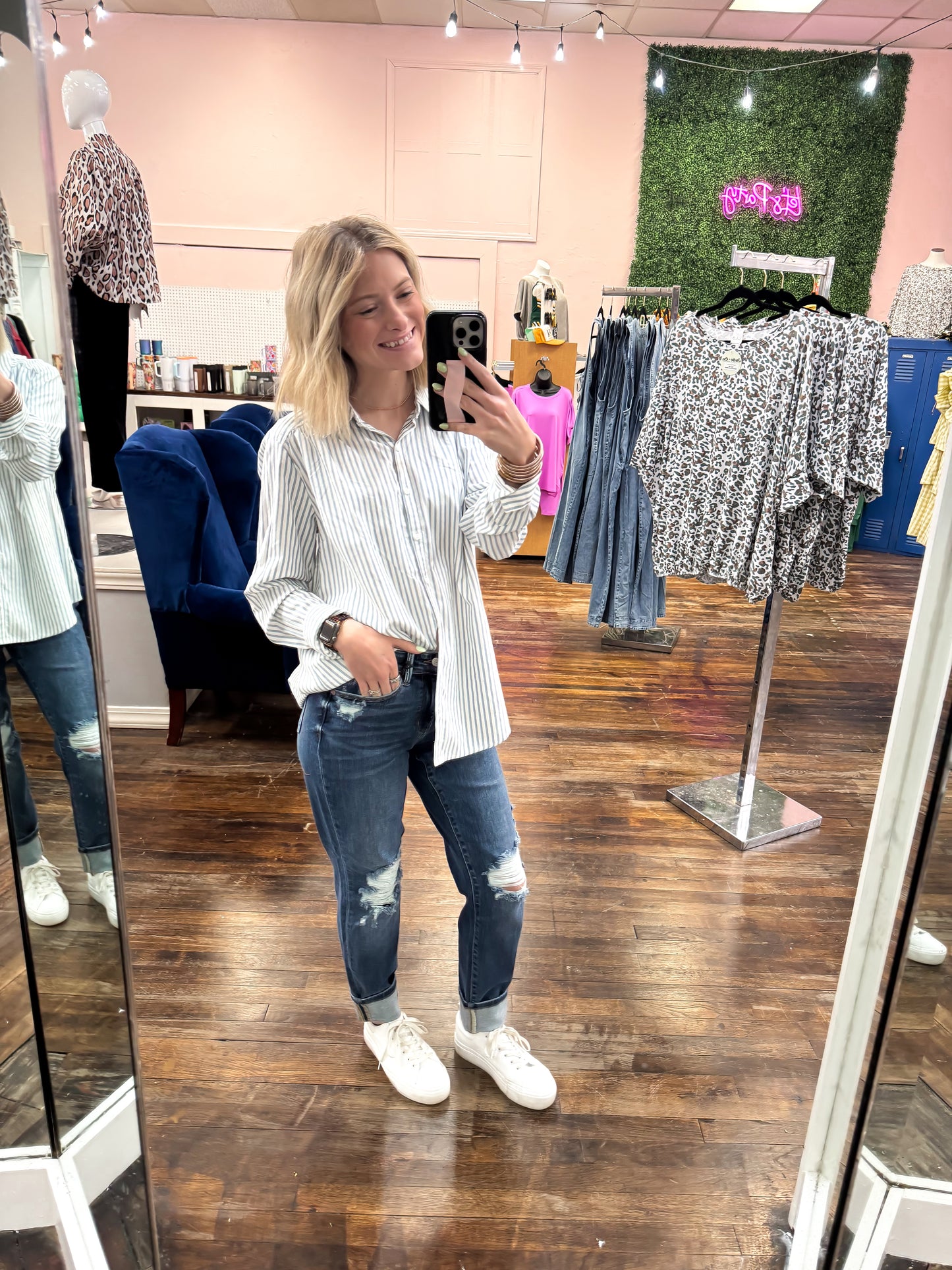 Judy Blue Midrise Boyfriend Distressed Jean